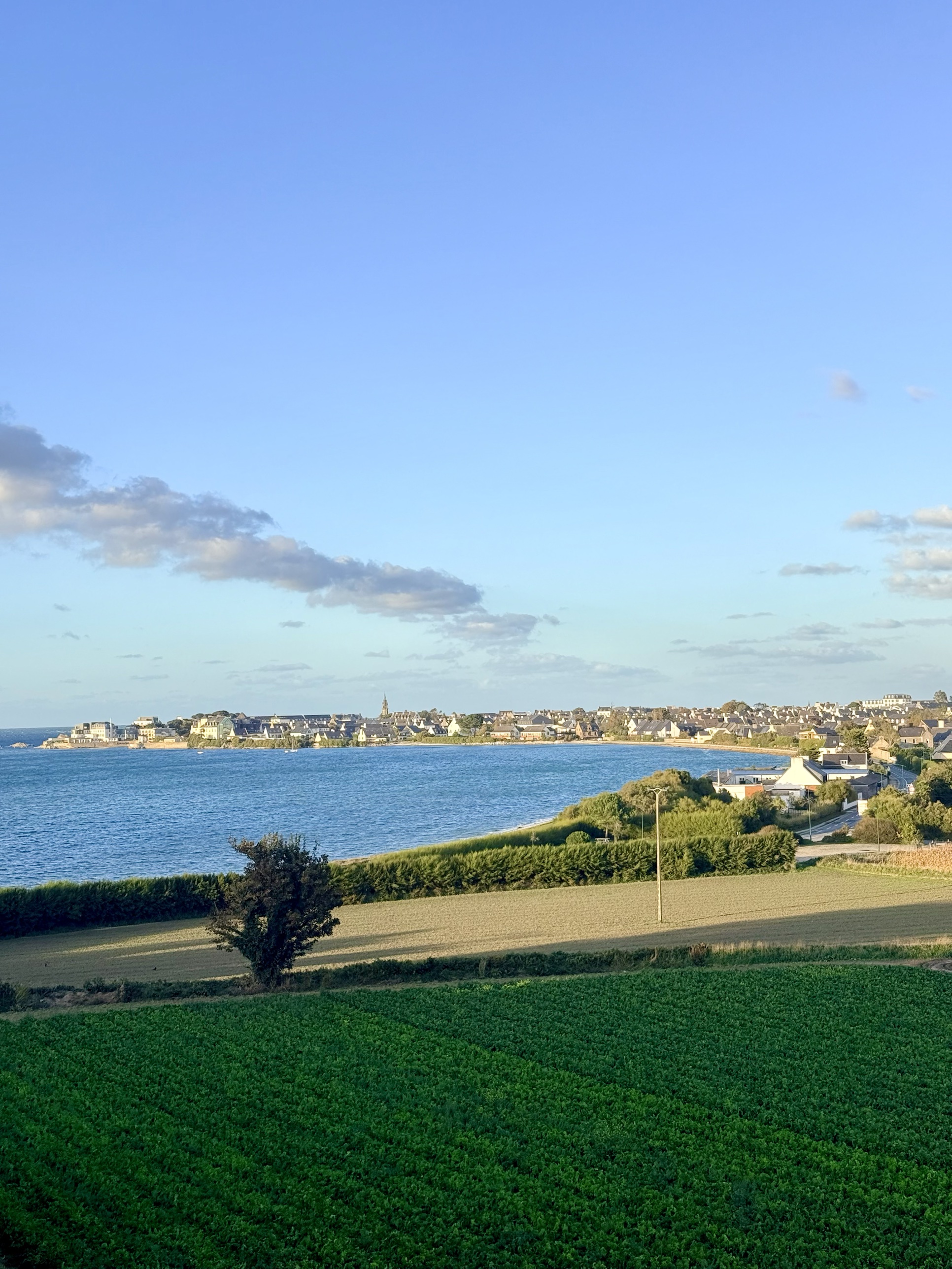 Lever de soleil sur la côte de Roscoff, avec le phare en arrière-plan